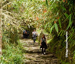 Turistas durante caminhada no Vale Sagrado