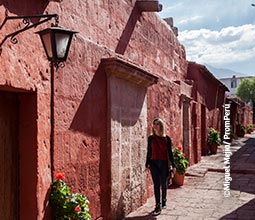 Turista nas ruas de Arequipa