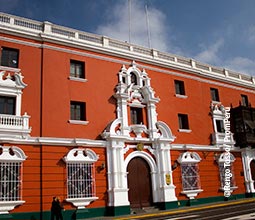 Casarão colonial vermelho no Centro Histórico de Trujillo