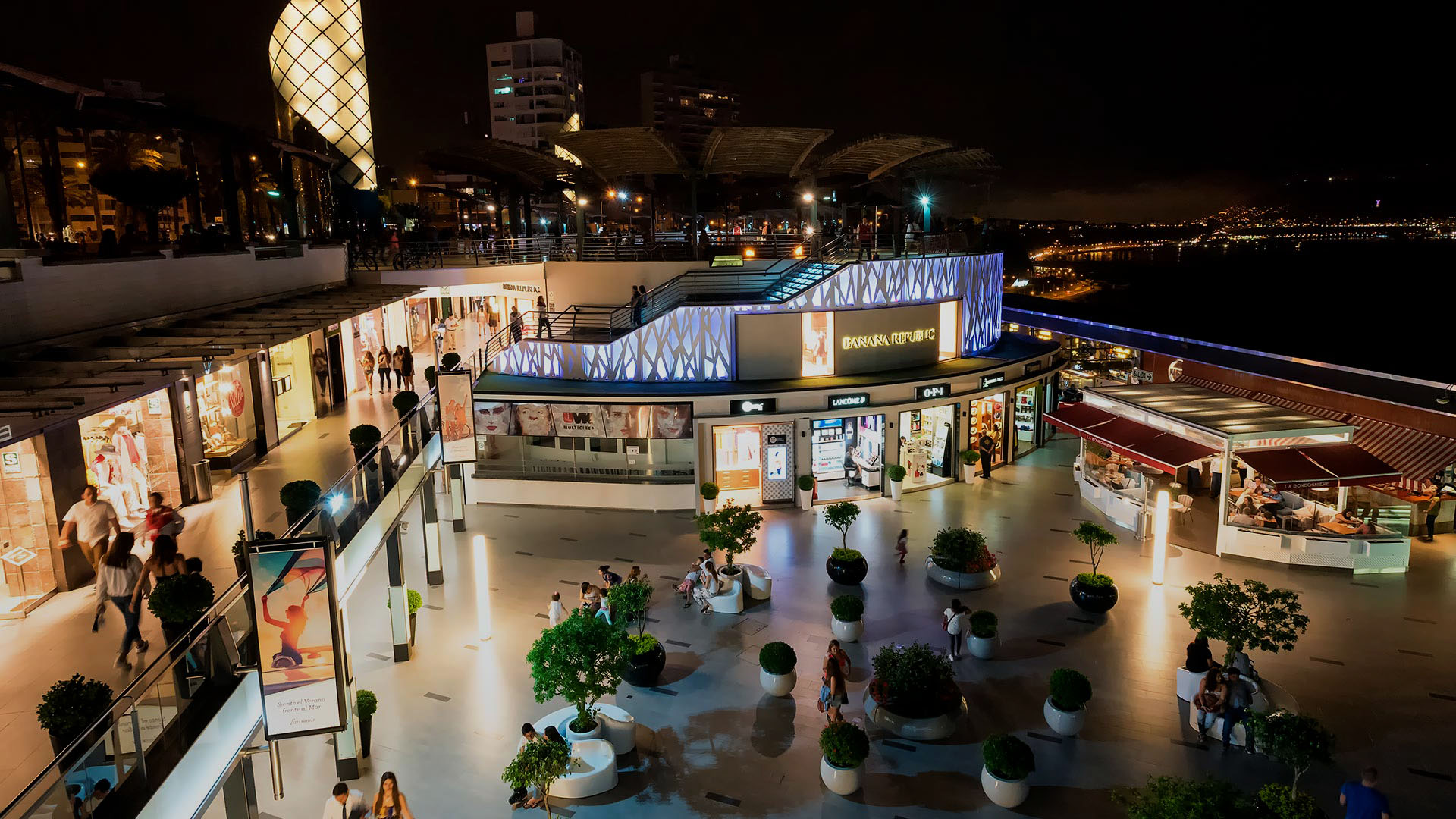 Compras no Shopping Center Larcomar