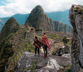 https://www.peru.travel/Contenido/General/Imagen/de/1022/1.1/machupicchu-pareja-desktop.listado.jpg