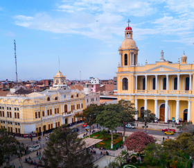 Hauptplatz von Chiclayo und die Kathedralkirche.