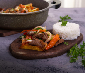 Lomo Saltado, ein ikonisches Gericht der peruanischen Gastronomie. 
