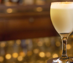 https://www.peru.travel/Contenido/General/Imagen/en/131/1.1/pisco-sour.listado.jpg