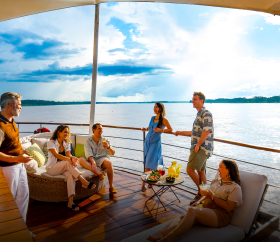 turistas-disfrutando-en-el-crucero-rio-amazonas-desktop