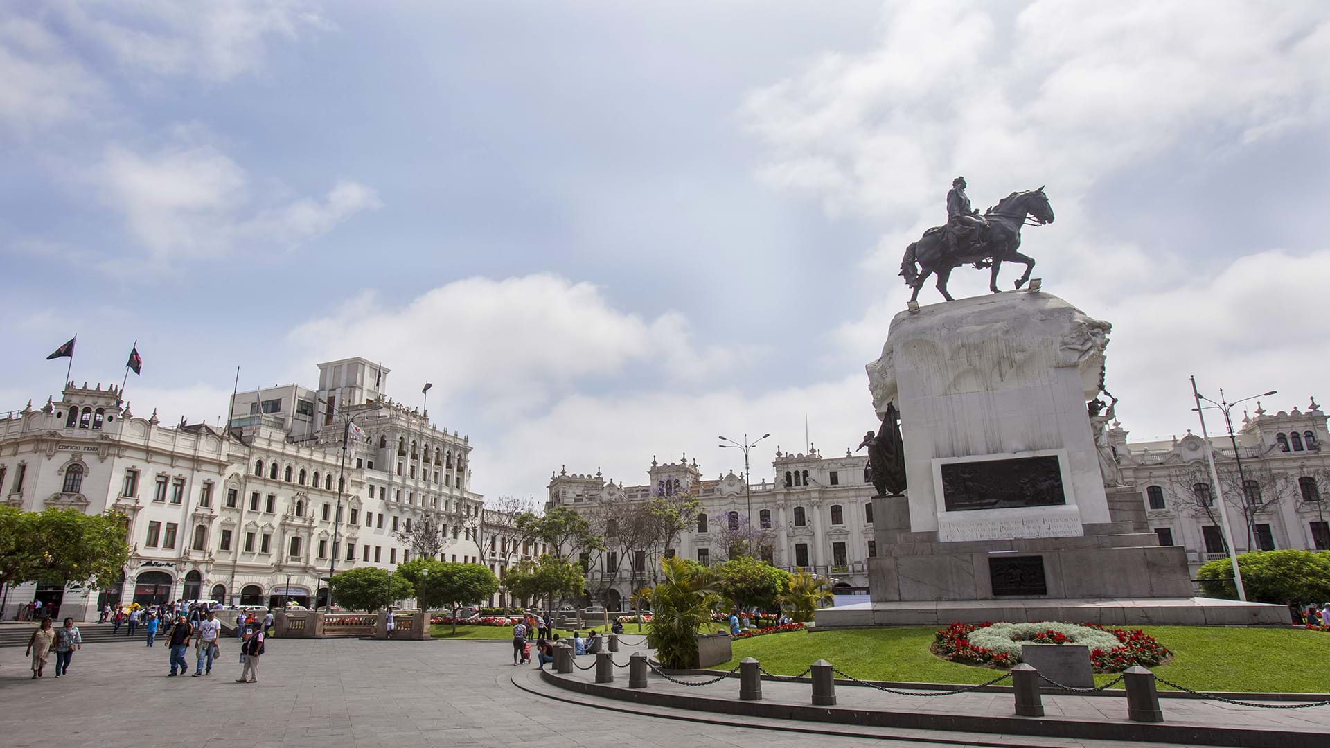 https://www.peru.travel/Contenido/General/Imagen/en/183/1.2/plaza-san-martin-lima.jpg