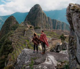 https://www.peru.travel/Contenido/General/Imagen/es/1014/1.1/machupicchu-pareja-desktop-.listado.jpg
