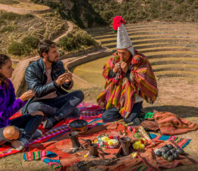 /Contenido/General/Imagen/es/1406/1.1/turistas-en-zona-arqueologica-moray-cusco-desktop.listado.jpg