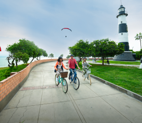 Turistas paseando en bicicleta por el malecón de Miraflores
