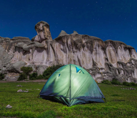 https://www.peru.travel/Contenido/General/Imagen/es/269/1.1/campamento-remoto-en-Marcahuasi.Desktop.listado.jpg