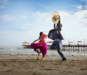 Niños bailando marinera en el muelle de Huanchaco