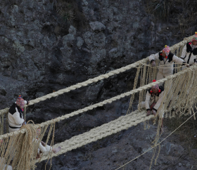 https://www.peru.travel/Contenido/General/Imagen/es/295/1.1/qeswachaka.listado.jpg
