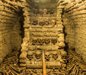 https://www.peru.travel/Contenido/General/Imagen/es/351/1.1/Catacombs.listado.jpg