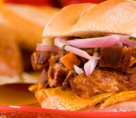 https://www.peru.travel/Contenido/General/Imagen/es/395/1.1/pan-con-chicharron.listado.jpg