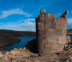 https://www.peru.travel/Contenido/General/Imagen/es/446/1.1/chullpas_sillustani.listado.jpg