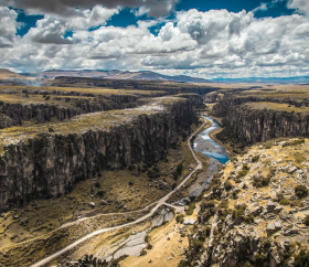 https://www.peru.travel/Contenido/General/Imagen/es/475/1.1/Portada_Tres_Canones.listado.jpg