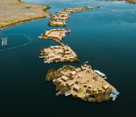 https://www.peru.travel/Contenido/General/Imagen/es/586/1.1/islas-uros.listado.jpg