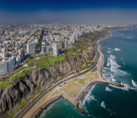 https://www.peru.travel/Contenido/General/Imagen/es/607/1.1/miraflores-costa-verde-distrito.listado.jpg