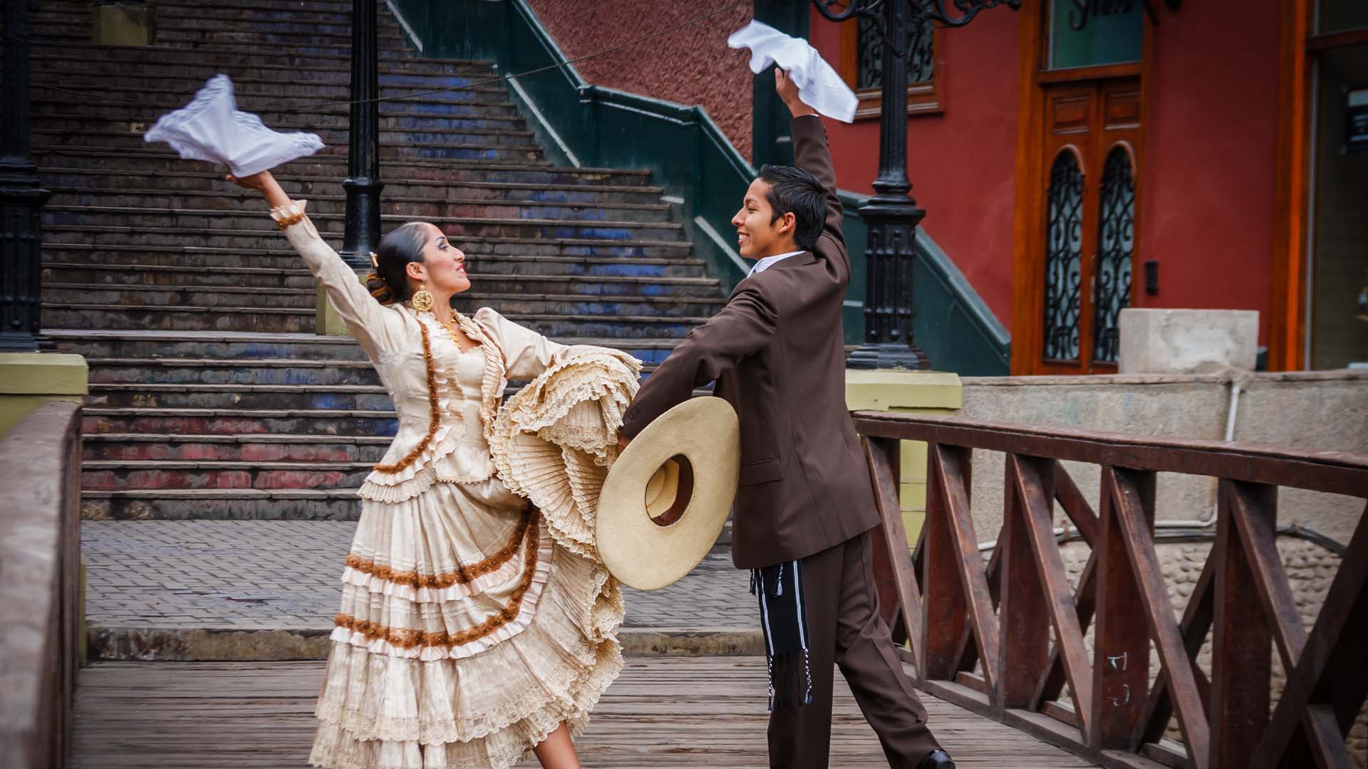 Pareja bailando marinera