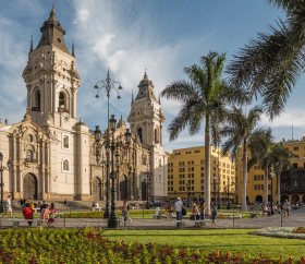 https://www.peru.travel/Contenido/General/Imagen/es/643/1.1/lima-plaza-de-armas-consejos.listado.jpg