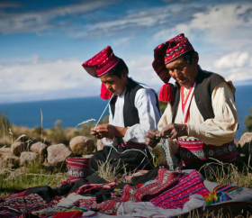 https://www.peru.travel/Contenido/General/Imagen/es/644/1.1/textiles-taquile.listado.jpg