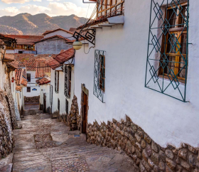 https://www.peru.travel/Contenido/General/Imagen/es/646/1.1/barrio-san-blas-cusco.listado.jpg