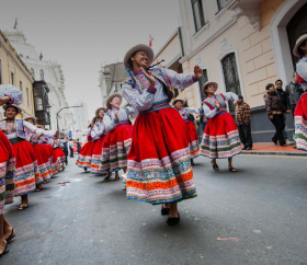 https://www.peru.travel/Contenido/General/Imagen/es/652/1.1/danza-wititi-arequipa.listado.jpg