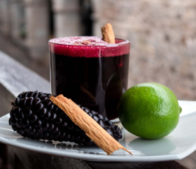 https://www.peru.travel/Contenido/General/Imagen/es/653/1.1/chicha-morada-limon.listado.jpg