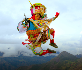 Danzante de tijeras durante la celebración del Sondor Raymi