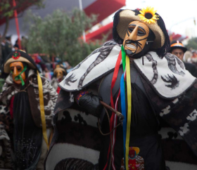 https://www.peru.travel/Contenido/General/Imagen/es/689/1.1/huaconada-junin.listado.jpg