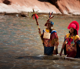 Representación de Manco Cápac y Mama Ocllo emergiendo del lago Titicaca.