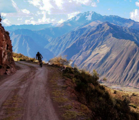 https://www.peru.travel/Contenido/General/Imagen/es/701/1.1/ciclismo-cusco-valle-sagrado.listado.jpg