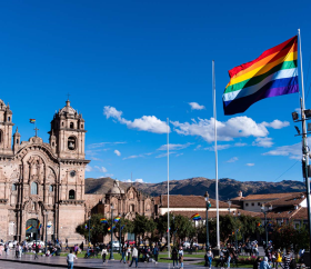 https://www.peru.travel/Contenido/General/Imagen/es/720/1.1/bandera-cusco.listado.jpg