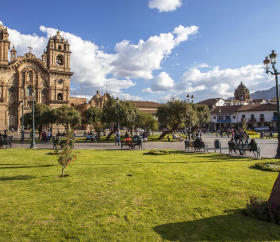 https://www.peru.travel/Contenido/General/Imagen/es/74/1.1/plaza_armas_cusco.listado.jpg