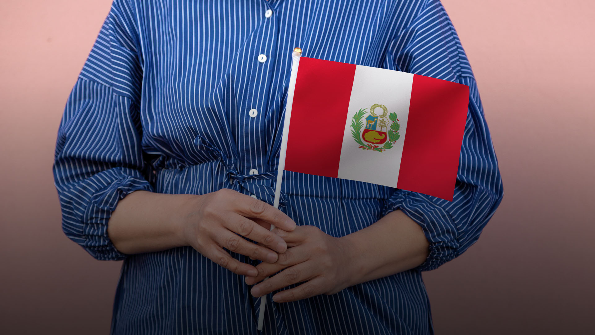 Mujer con bandera peruana