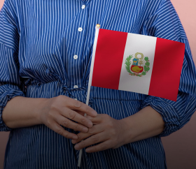 https://www.peru.travel/Contenido/General/Imagen/es/756/1.1/mujer-bandera-peru-heroinas.listado.jpg