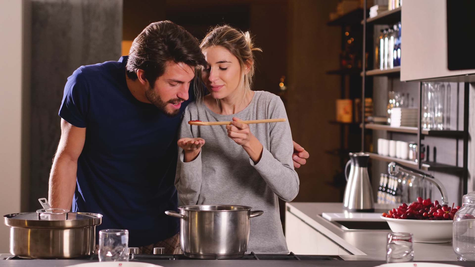 Pareja cocinando
