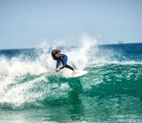 Sofía Mulanovich surfeando