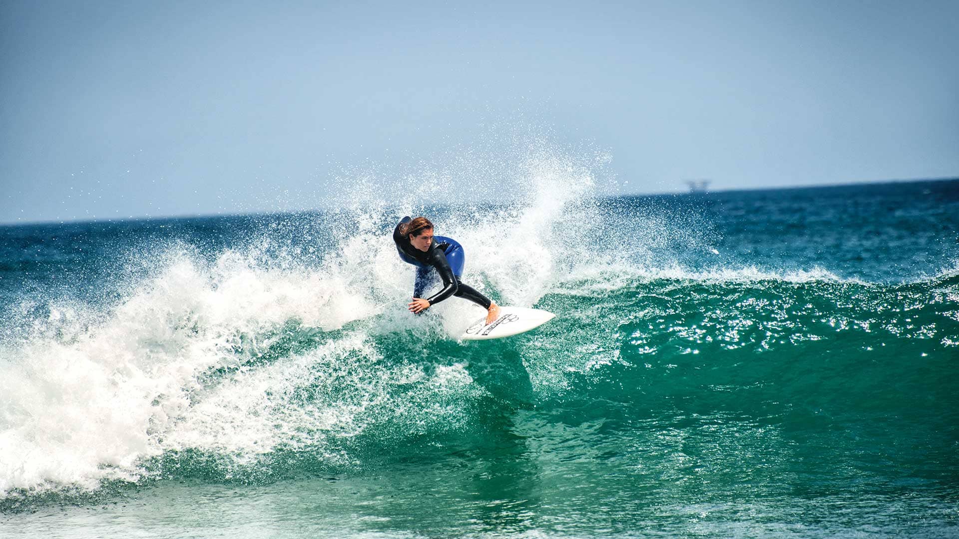 Sofía Mulanovich surfeando