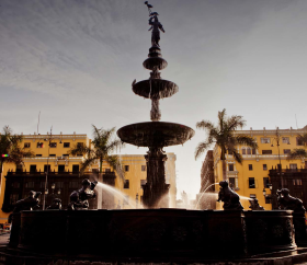 https://www.peru.travel/Contenido/General/Imagen/es/88/1.1/plaza-armas-lima.listado.jpg