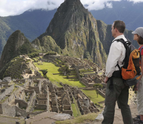 https://www.peru.travel/Contenido/General/Imagen/es/93/1.1/Machupicchu_Tourists.listado.jpg