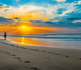 Coucher de soleil sur la plage Las Pocitas à Máncora