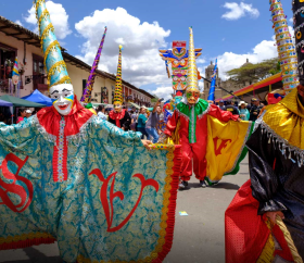 Danseurs et costumes dans la caravane du Carnaval de Cajamarca. 