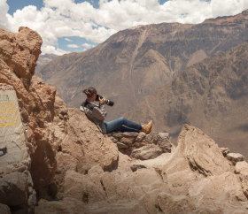 Touriste photographiant des condors, vallée du Colca, Pérou.