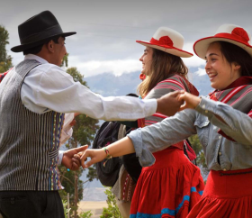 https://www.peru.travel/Contenido/General/Imagen/it/1169/1.1/Mullaks-misminay-turistas.listado.jpg