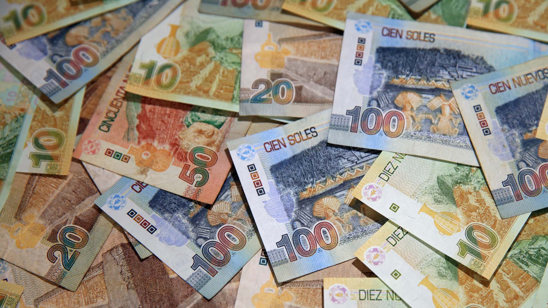 Qué atractivos turísticos se encuentran en los billetes peruanos?