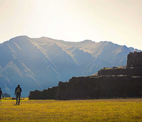 https://www.peru.travel/Contenido/General/Imagen/pt/1048/1.1/valle-sagrado-desktop.listado.jpg