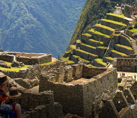 Paar genießt den Blick auf das Historische Heiligtum von Machu Picchu. Cusco, Peru