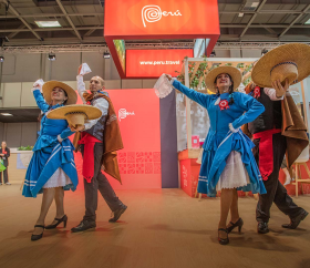Traditionelle Tänze bei einer Touristenveranstaltung in Deutschland 2024