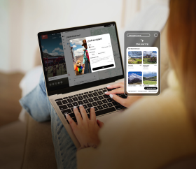 Tourist surft auf der Website peru.travel 